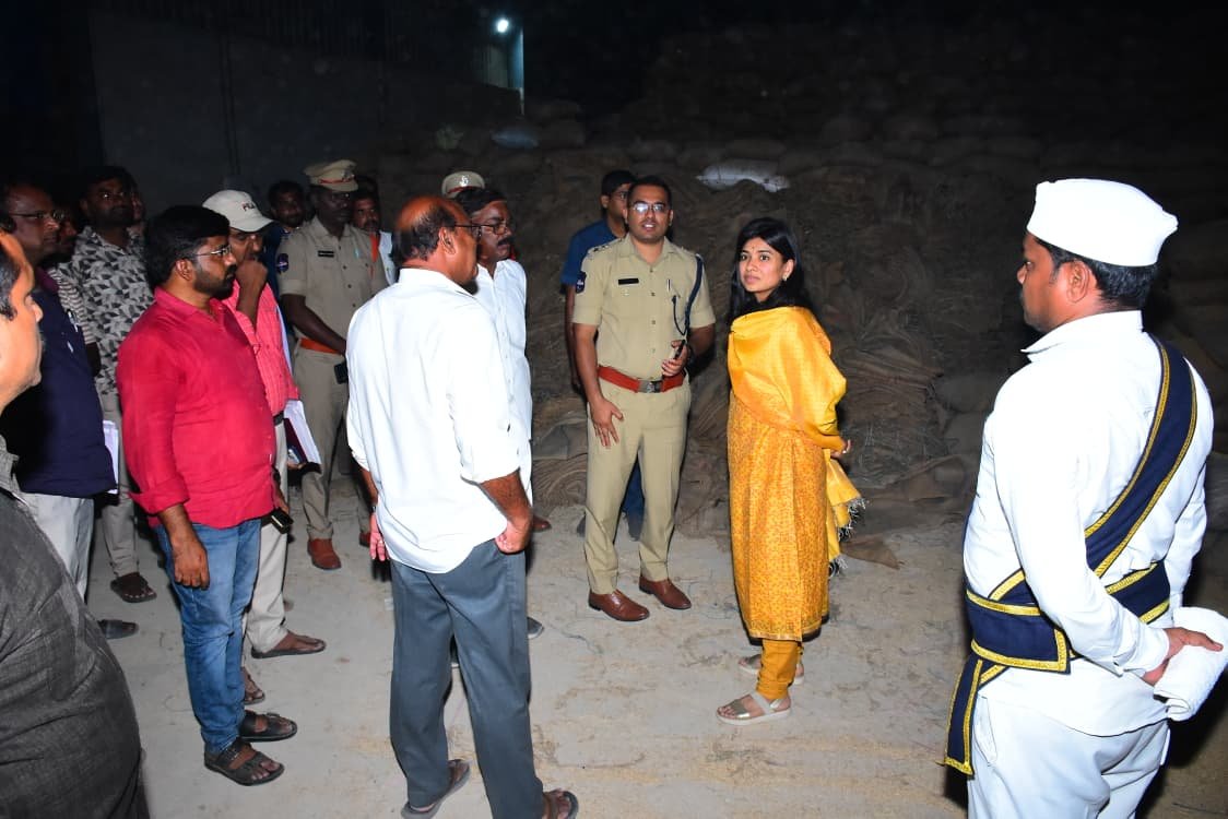 ఇల్లంతకుంట మండలం పెద్దలింగాపూర్ గ్రామంలో ఐకేపీ కొనుగోలు కేంద్రంలో కలెక్టర్, ఎస్పీ మహేష్ బి గితే తో కలిసి పరిశీలన
